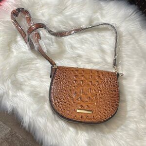 -000109 NWOT CROSSBODY BAG WITH STYLISH CROCODILE PATTERN WITH SAFETY FLAP.